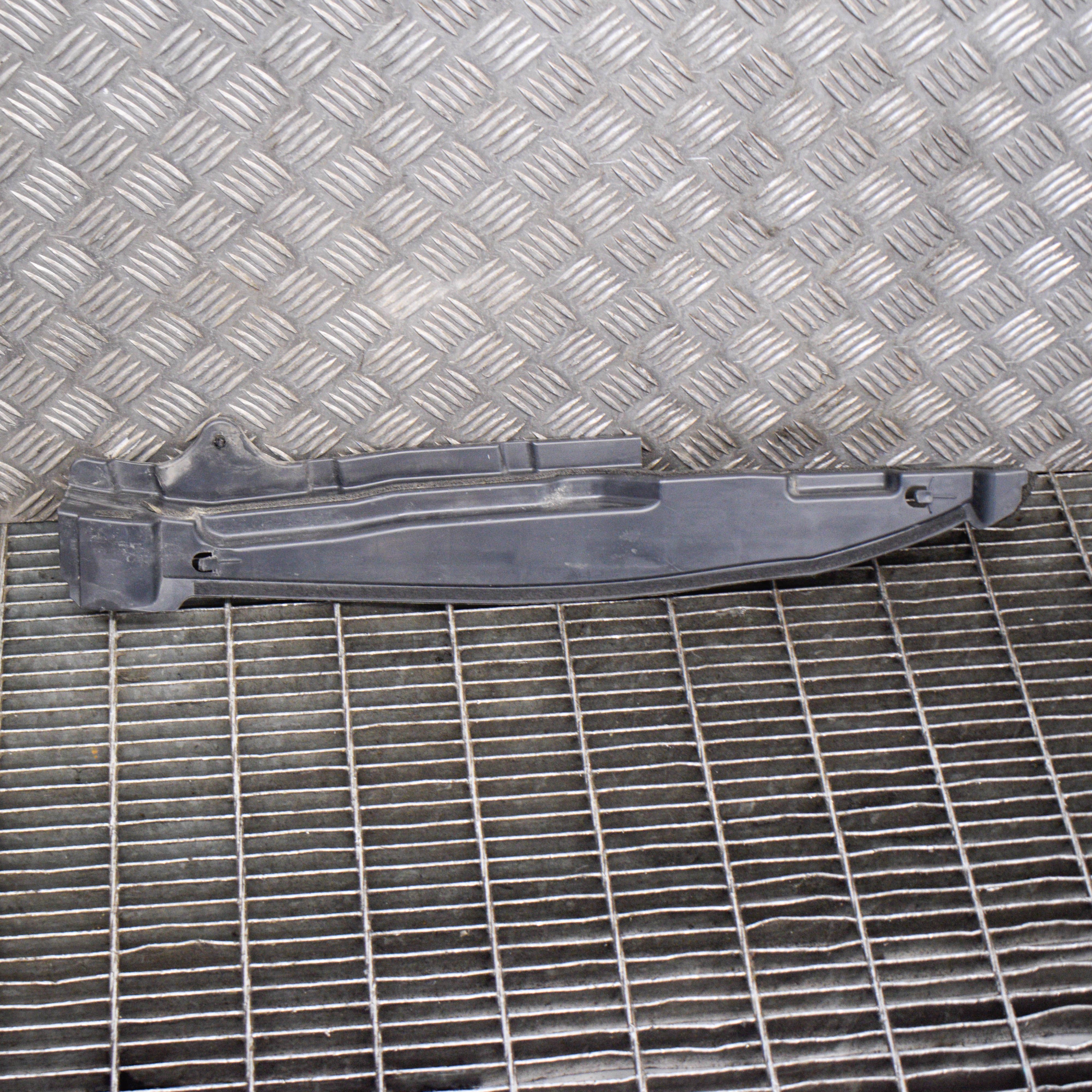 HONDA CR-V MK4 RM1 Front Right Wing Fender Plastic Trim